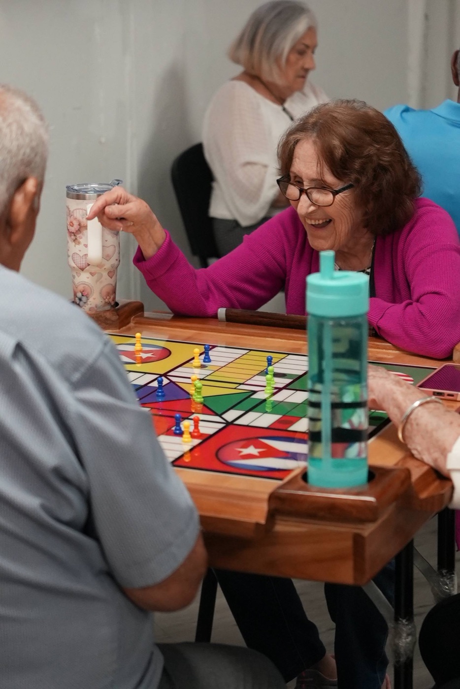 Adultos mayores compartiendo juntos